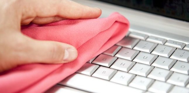 5 Cara Paling Mudah Membersihkan Keyboard Laptop
